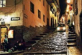 Straße in Cusco bei Nacht, Peru